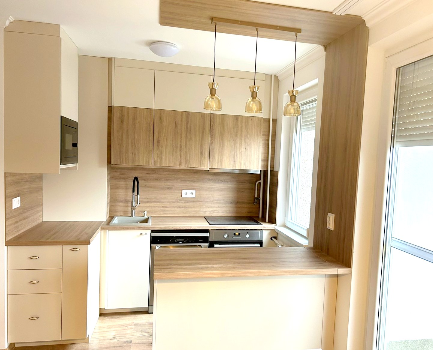 Panel lakás konyhája pulttal